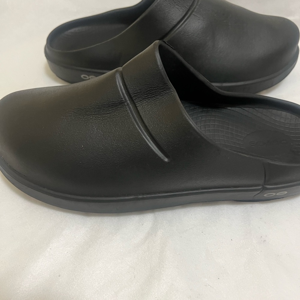 Oofos Black Men's Loafers & Slip-Ons View 2